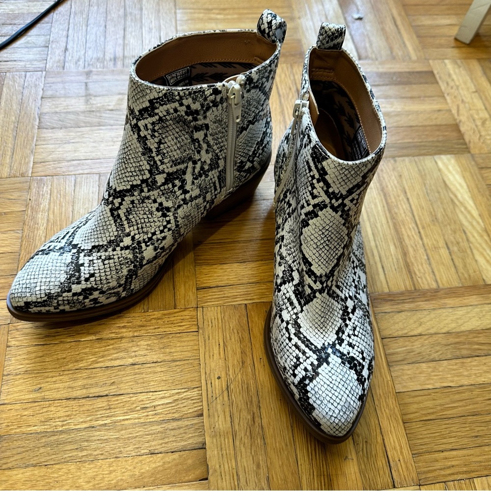 NWOT Code West Pointed Toe Snakeskin Print Ankle Booties Size 8 black & White - Picture 4 of 6